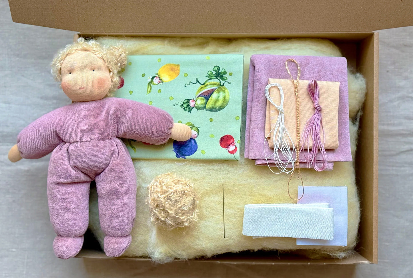 Zelfmaakpakket MAXI Knuffelpopje met Blond Haar - INCLUSIEF BOEK!