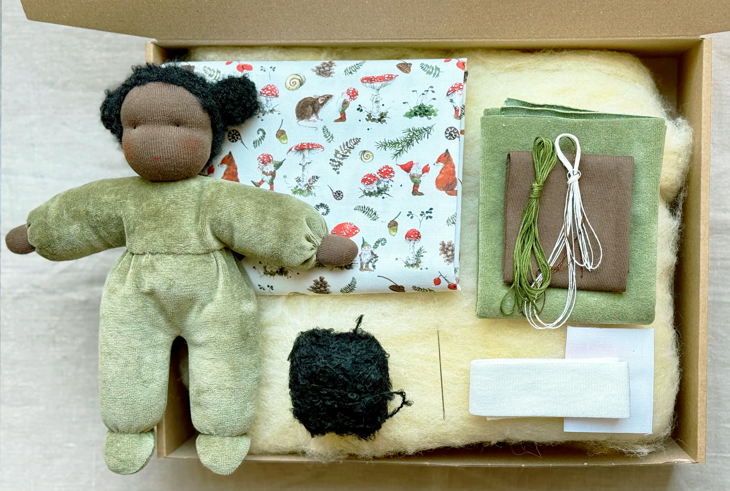 Zelfmaakpakket MAXI Knuffelpopje met zwart haar - INCLUSIEF BOEK!