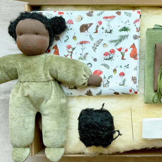Zelfmaakpakket MAXI Knuffelpopje met zwart haar - INCLUSIEF BOEK!
