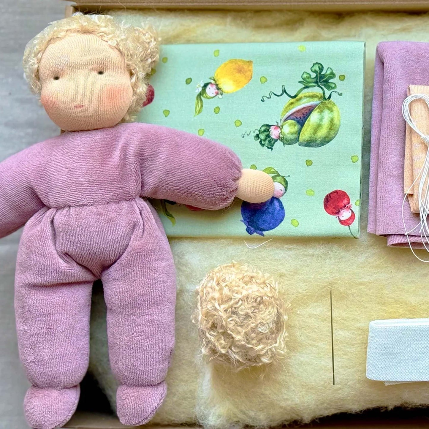 Zelfmaakpakket MAXI Knuffelpopje met Blond Haar - INCLUSIEF BOEK!