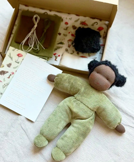 Zelfmaakpakket MINI Knuffelpopje met zwart haar